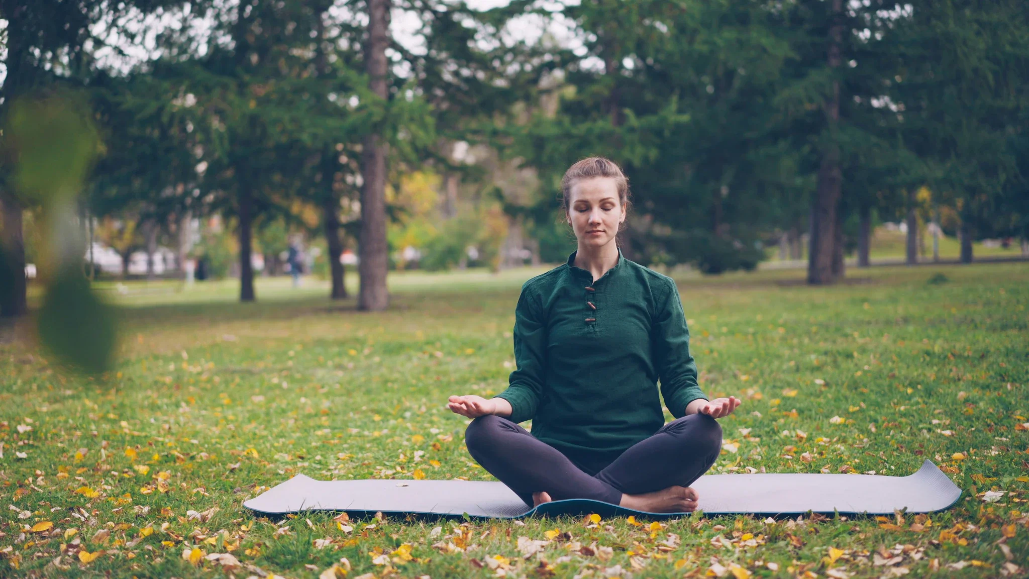 Mujer meditando en posición de loto