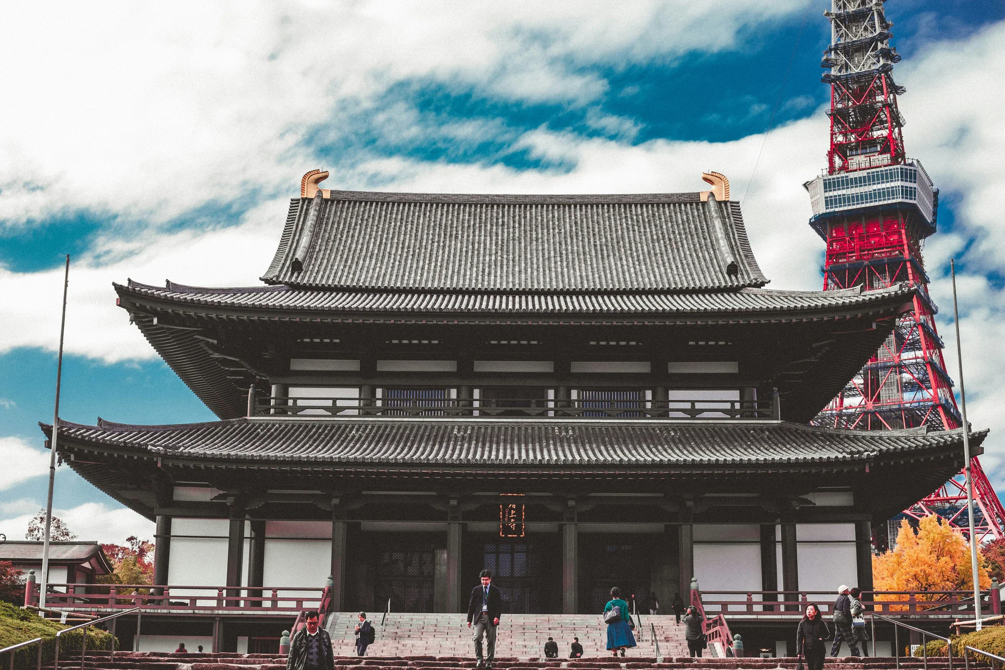 Templo japonés tradicional visto a través de un portal